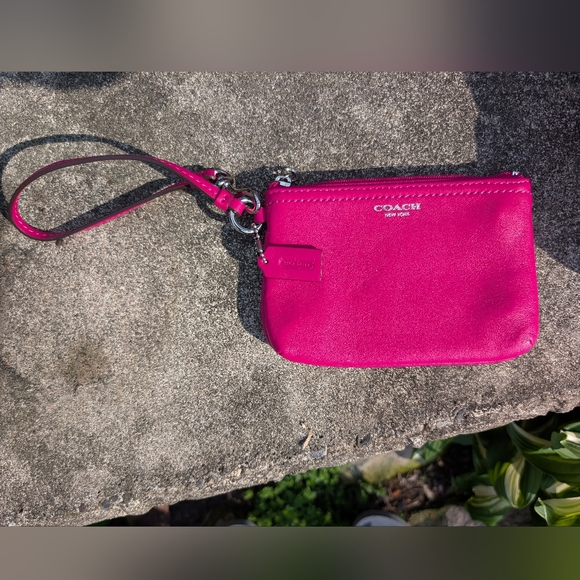 Coach Pink Wristlet‎ - Picture 1 of 2